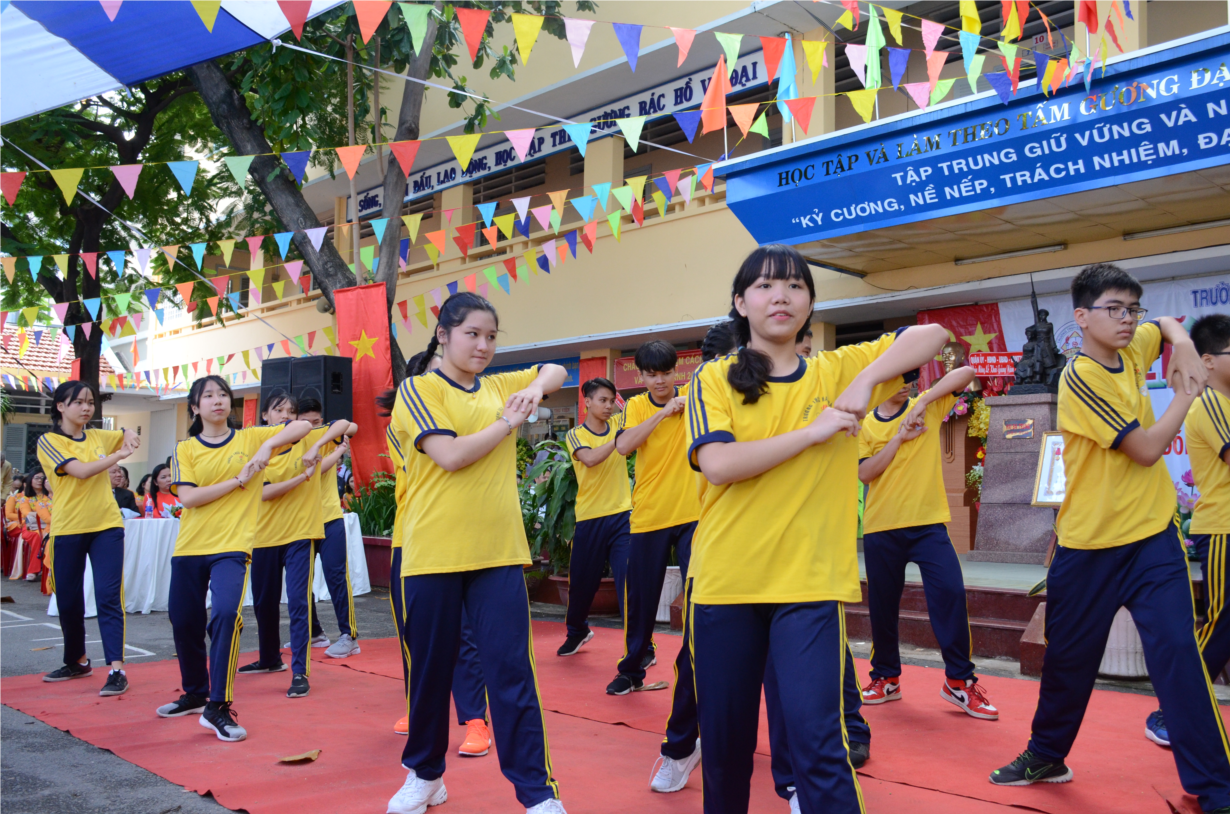 13.1. Dong dien vo thuat.JPG